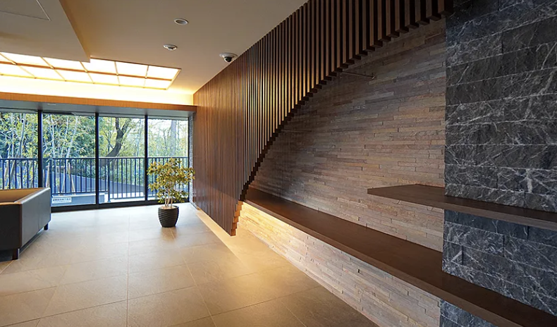 ファイル:ザ・ハートフルストーリー西宮苦楽園 エントエランスホール.png