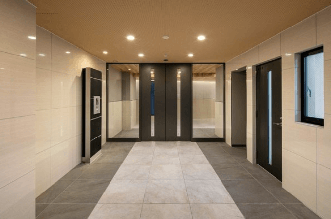 ファイル:アンベリール本厚木 エントランス 風除室(2021年7月撮影).png