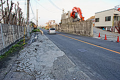 ファイル:キングス夢咲シティ ひかりの街 川沿いの道路.jpg