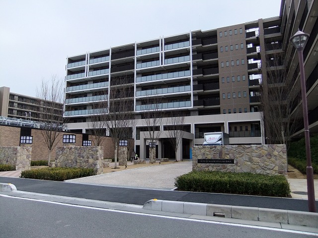 ファイル:ザ・シーズンズ グランアルト越谷レイクタウン 外観 170420.jpg