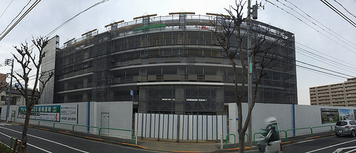 ファイル:201603パークホームズ板橋蓮根 一番街・二番街駅.jpg