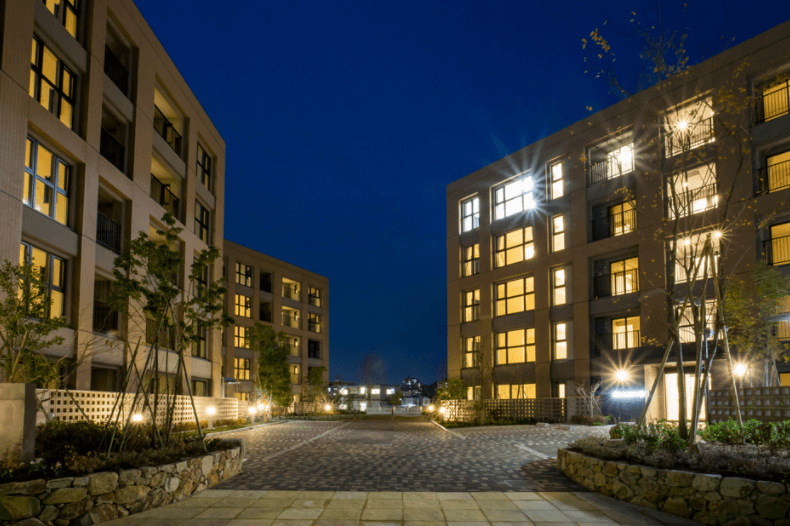 ファイル:シティガーデン ボンジョーノ(BONJONO) 外観(夜).png