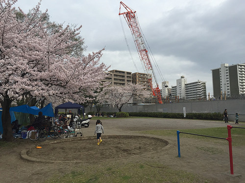 ファイル:20160406パークホームズ板橋蓮根 一番街・二番街駅.jpg