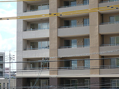 ファイル:グランドメゾン勝川ネクシティ ウエストの外壁タイル 2007年8月13日撮影.jpg