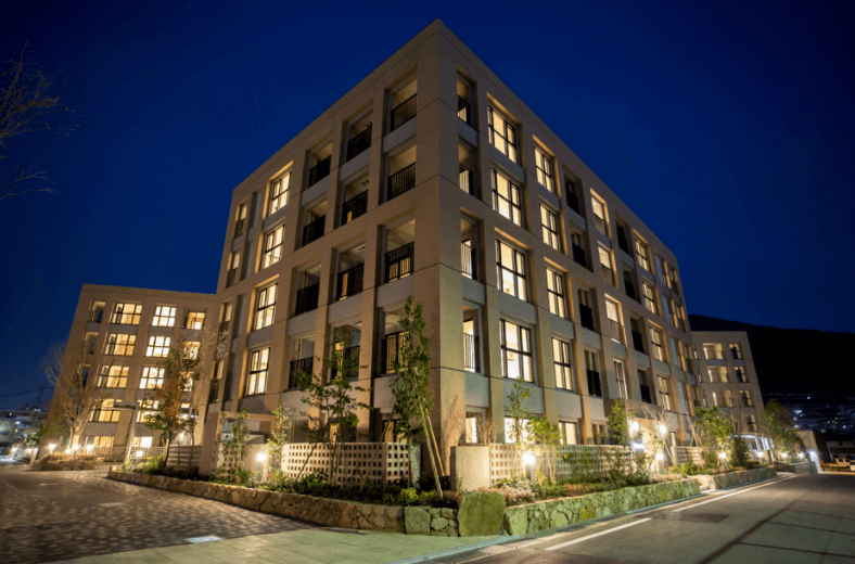 ファイル:シティガーデン ボンジョーノ(BONJONO) 外観(夜)2.png