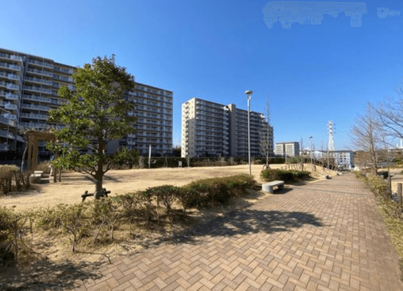 ファイル:MINASIA湘南ライフタウン 芝生広場 遊歩道.png