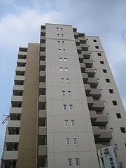 ファイル:グランドメゾン勝川ネクシティ ウエスト側面 2007年8月4日撮影.jpg