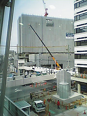 ファイル:グランドメゾン勝川ネクシティ イーストと歩道橋工事中 2007年3月中旬撮影.jpg