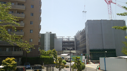 ファイル:20160604パークホームズ板橋蓮根 一番街・二番街駅.jpg